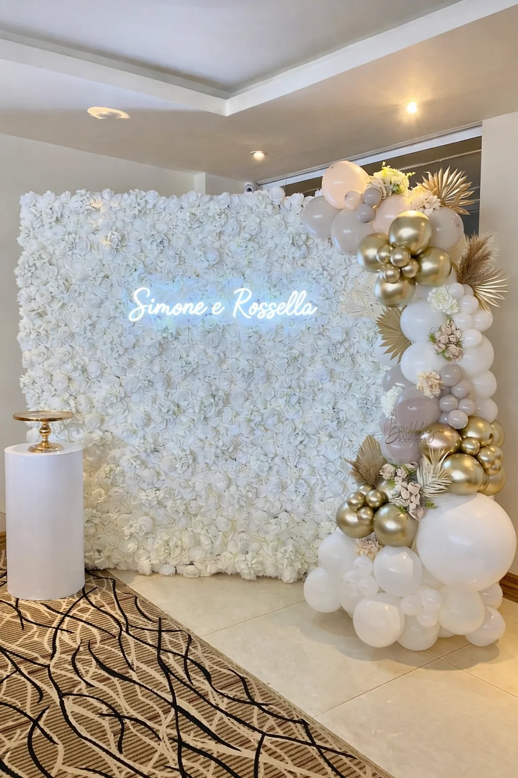 Fondale floreale per matrimonio con palloncini avorio, bianchi e oro.