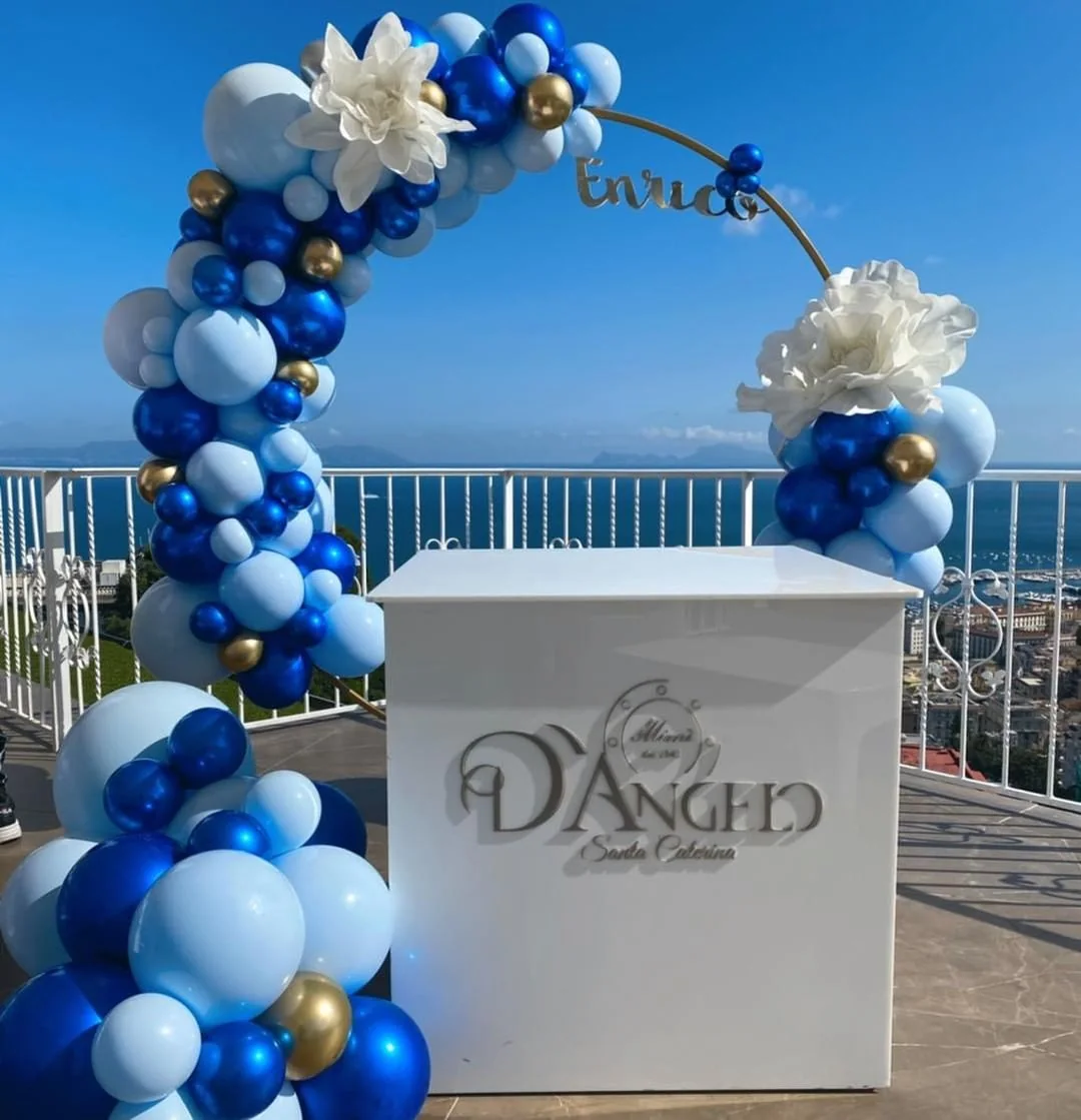 Arco circolare con palloncini blu, azzurri e argento per un anniversario.