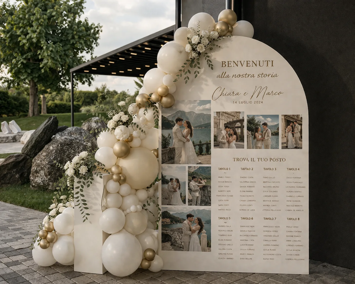 Pannello di benvenuto per matrimonio con palloncini avorio e oro e fiori bianchi.