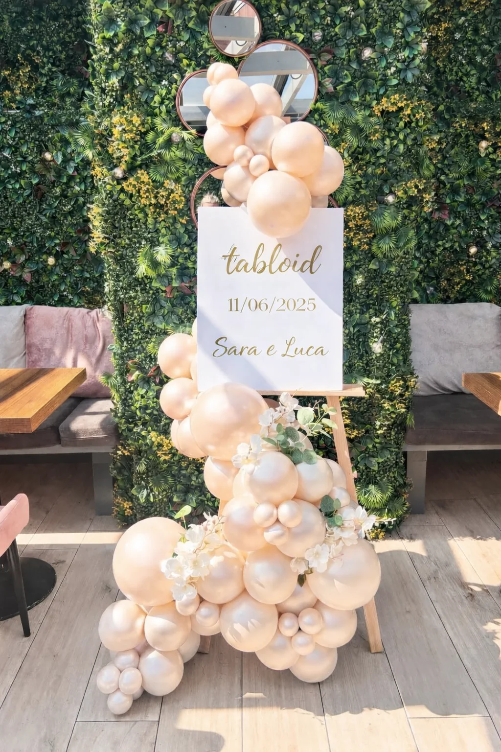 Tableau per matrimonio decorato con palloncini color pesca e avorio.